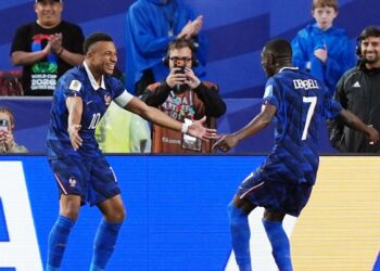Depois de chuva e pausa, França de Mbappé não dá chances ao Iraque