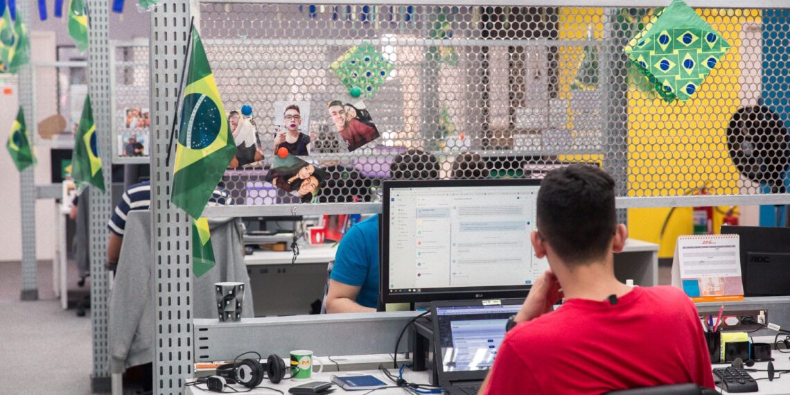 Vai assistir aos jogos da Copa no trabalho? Veja o que evitar