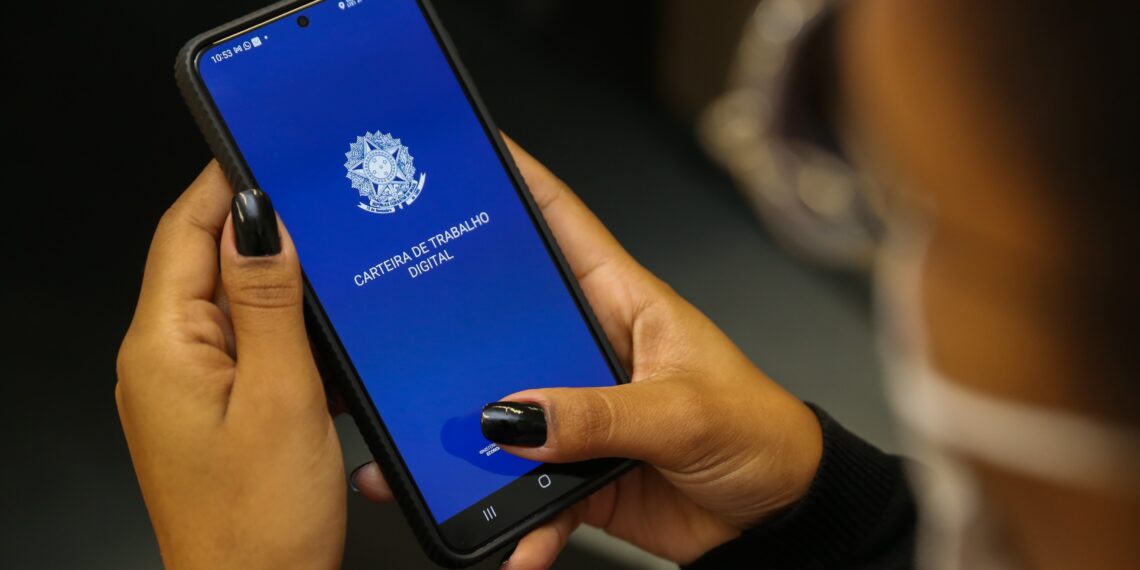 37 milhões de trabalhadores com carteira assinada trabalham mais de 41 horas por semana, diz governo