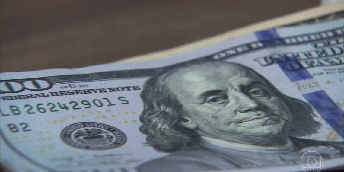 Dólar abre em alta, após decisões de juros e acordo entre EUA e Irã