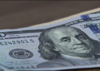Dólar abre em alta, após decisões de juros e acordo entre EUA e Irã