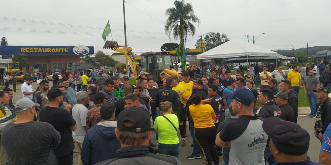 Câmara aprova anistia a multas por bloqueios de estrada após eleição de 2022; texto também reforça piso do frete
