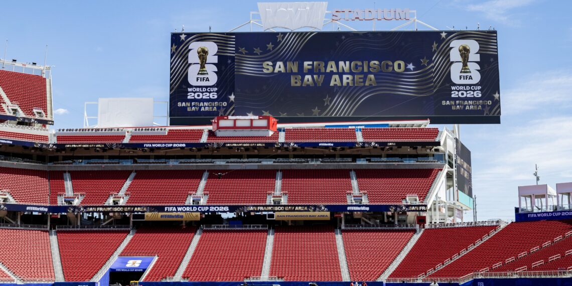 Levi’s ironiza exigência da Fifa para a Copa de 2026 e brinca com logo coberto em estádio