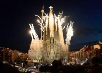Igreja da Sagrada Família inaugura nova torre após 144 anos