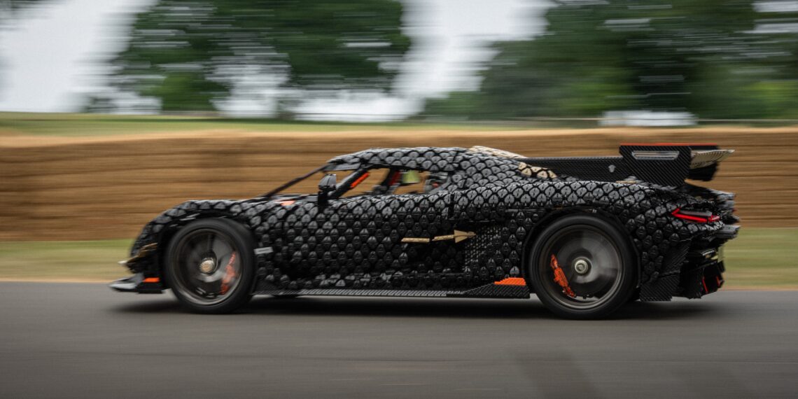 Carro feito Lego em tamanho real atinge 111 km/h e quebra recorde