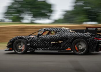 Carro feito Lego em tamanho real atinge 111 km/h e quebra recorde