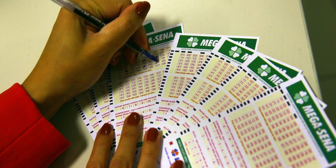 Mega-Sena acumula e prêmio principal vai para R$ 12 milhões