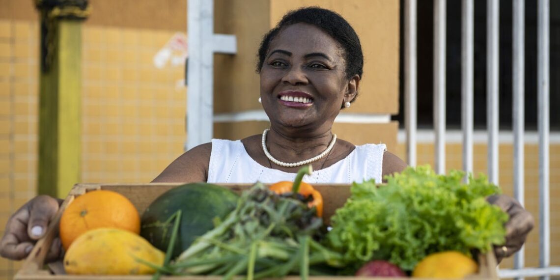 O que acontece com a comida que sobra? Conheça projetos que reduzem desperdício, fome, poluição e prejuízos no agro