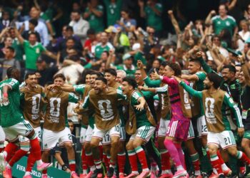 México abre Copa vencendo África do Sul em duelo com três expulsões