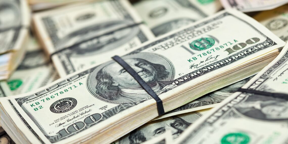Dólar abre sessão desta quinta-feira, com inflação do Brasil e dos EUA no radar