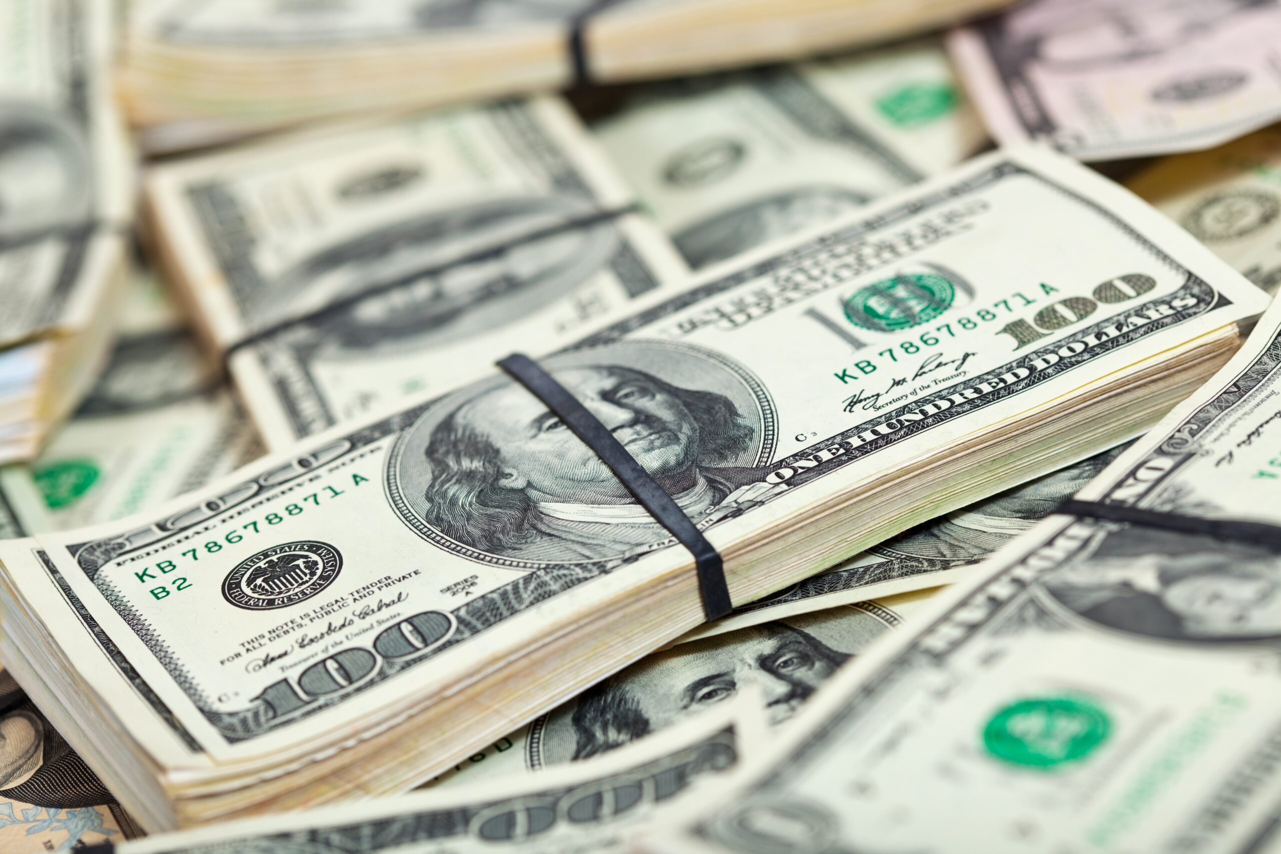 Dólar abre sessão desta quinta-feira, com inflação do Brasil e dos EUA no radar
