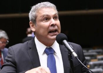 Lindbergh Farias recorre ao STF para afastar Mendonça de investigação