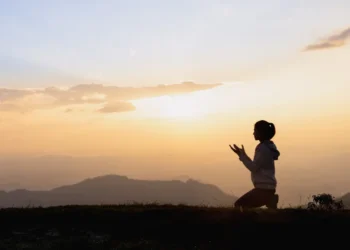 Como ver beleza na dor: um devocional cristão inspirador
