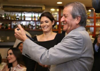 Valdemar Costa Neto e Michelle Bolsonaro se reúnem em Brasília