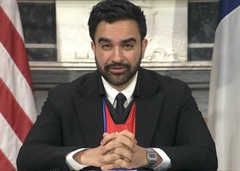 Prefeito de Nova York exalta Sócrates e mobilização social no futebol