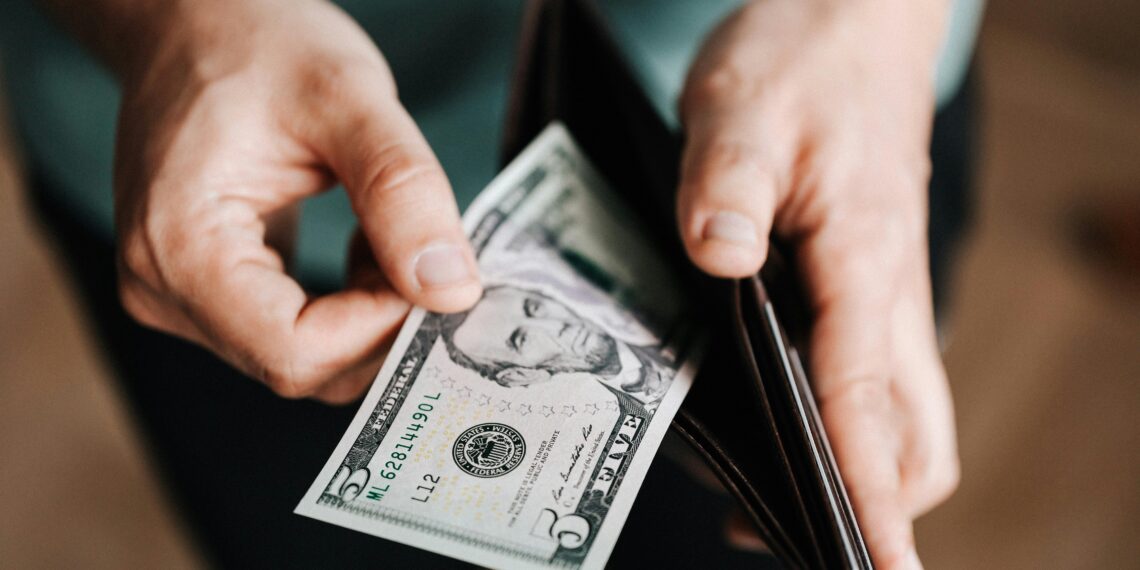 Dólar opera em queda e vai a R$ 5,15, de olho em tensões no Oriente Médio e dados econômicos; Ibovespa sobe