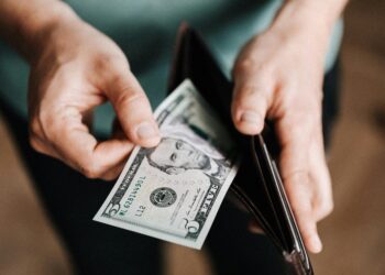 Dólar opera em queda e vai a R$ 5,15, de olho em tensões no Oriente Médio e dados econômicos; Ibovespa sobe
