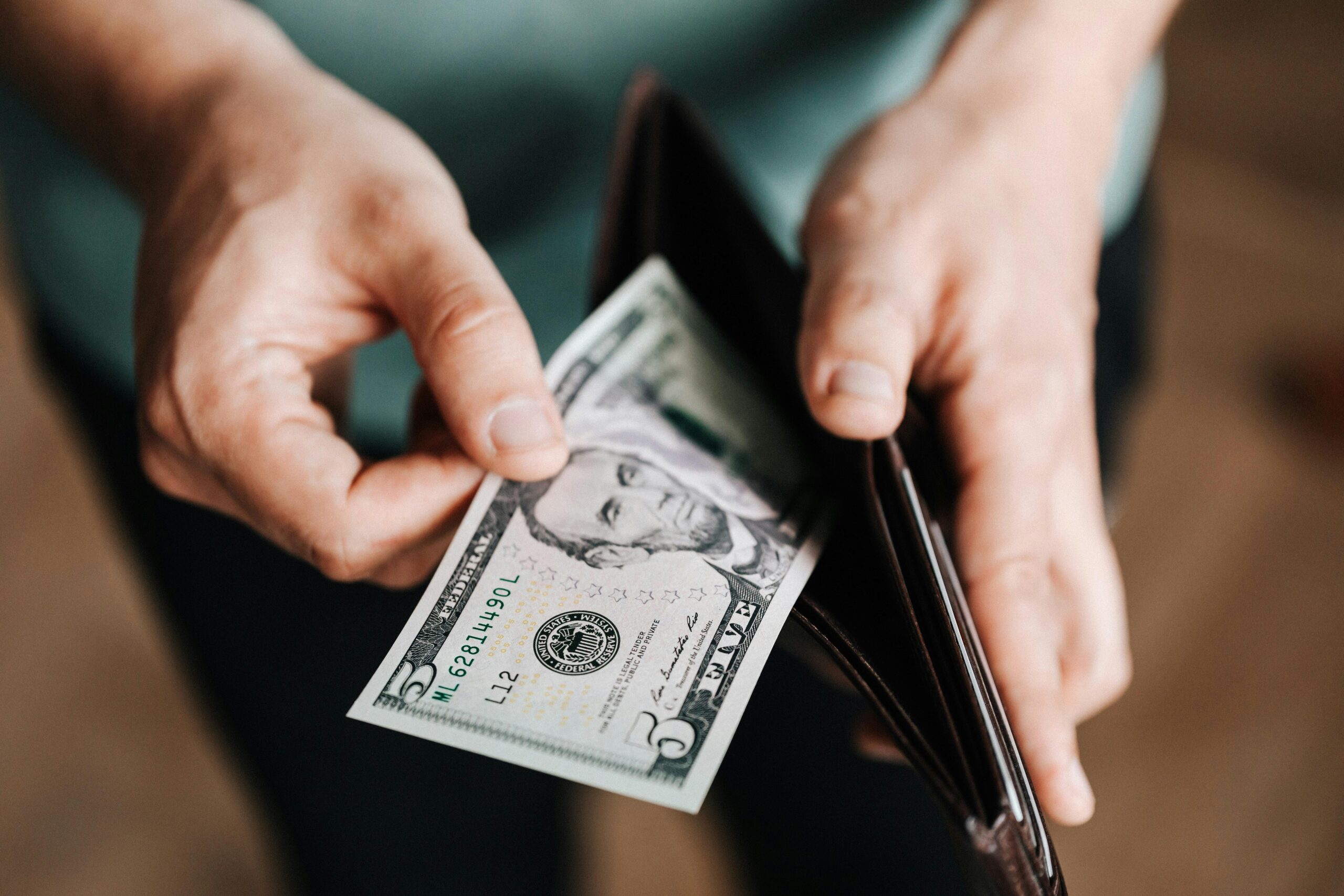 Dólar opera em queda e vai a R$ 5,15, de olho em tensões no Oriente Médio e dados econômicos; Ibovespa sobe