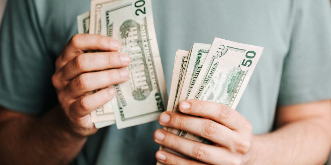 Dólar opera em queda e vai a R$ 5,12, de olho no exterior e à espera da ata do Copom; Ibovespa sobe