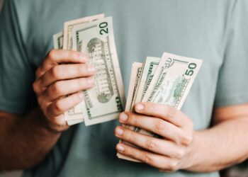 Dólar opera em queda e vai a R$ 5,12, de olho no exterior e à espera da ata do Copom; Ibovespa  sobe