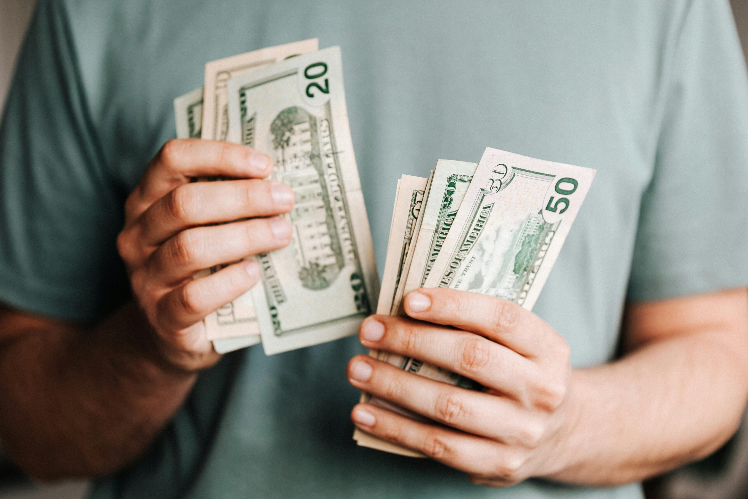 Dólar opera em queda e vai a R$ 5,12, de olho no exterior e à espera da ata do Copom; Ibovespa  sobe