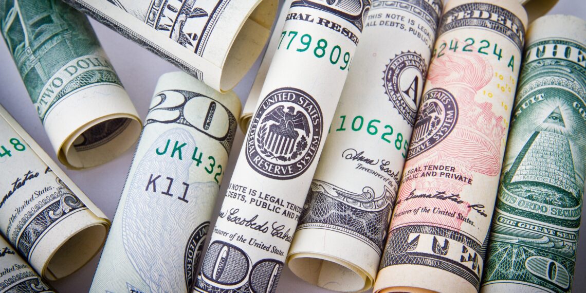 Dólar oscila, de olho em dados de emprego; Ibovespa cai