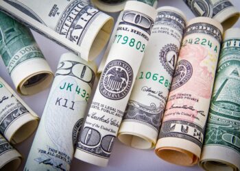 Dólar oscila, de olho em dados de emprego; Ibovespa cai