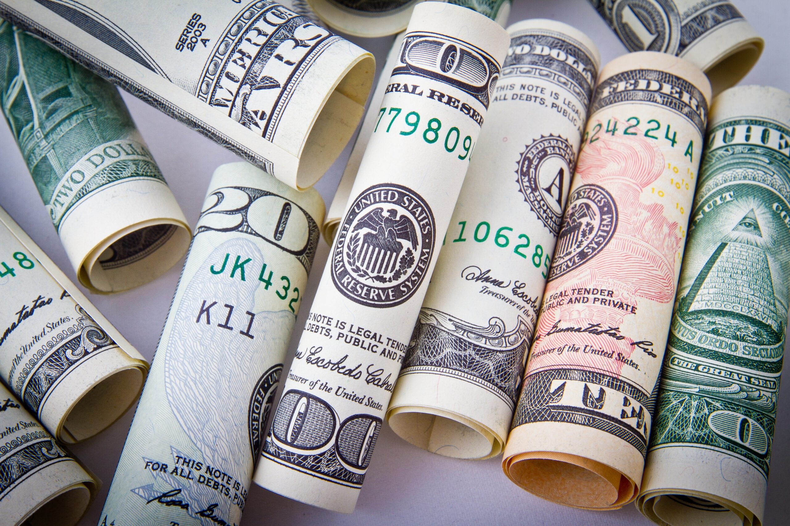 Dólar oscila, de olho em dados de emprego; Ibovespa cai