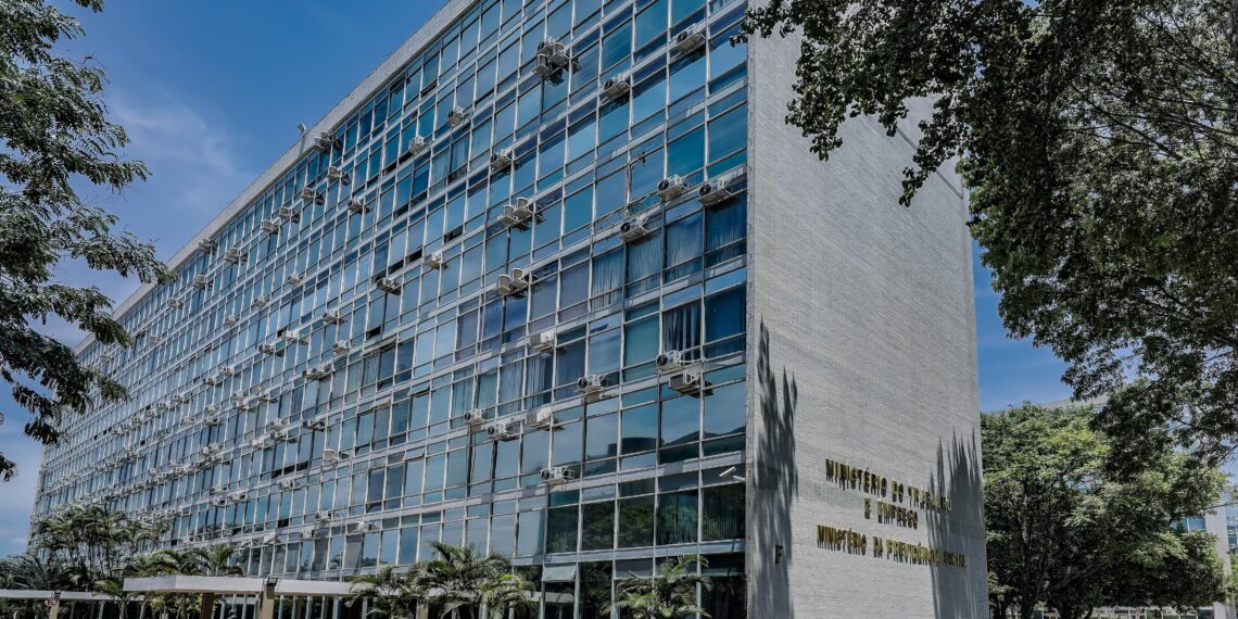 Empregos no serviço público somam 1,09 milhão entre dezembro de 24 e fevereiro de 26 e superam setor privado, diz governo