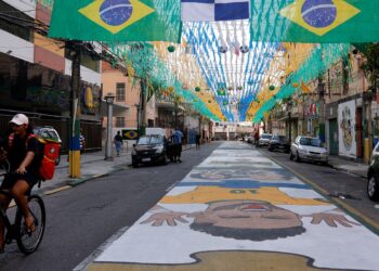 Ruas decoradas para Copa do Mundo reforçam vínculo comunitário no Rio
