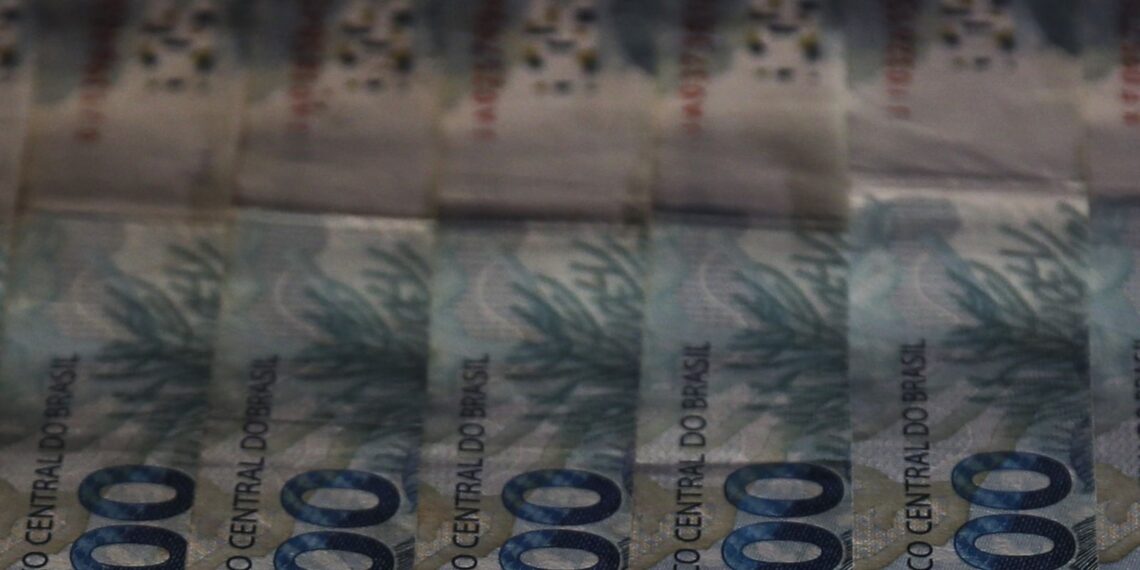 Redução de impostos e equilíbrio fiscal são prioridades, aponta CNI