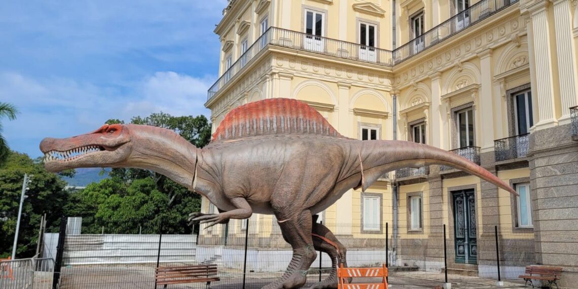 Museu Nacional ganha réplica de dinossauro brasileiro com 15 metros