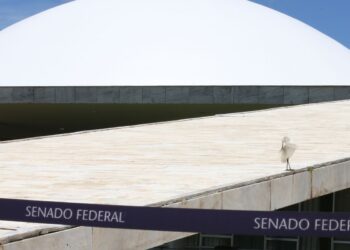 Protestos pressionam Senado por avanço da PEC 6×1