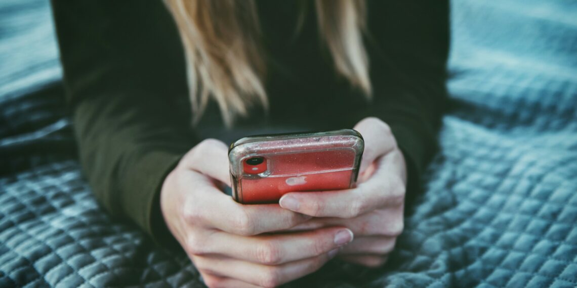 Amor na era do swipe: como apps mudaram o namoro no Brasil