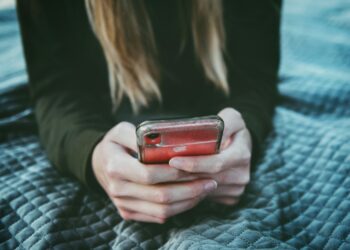Amor na era do swipe: como apps mudaram o namoro no Brasil
