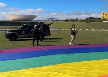 Polícia legislativa proíbe bandeira LGBTQIA+ em gramado do Congresso