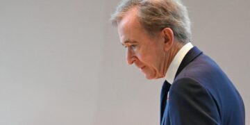 Bilionário Bernard Arnault, o homem mais rico da França, terá de pagar € 22,5 milhões em impostos atrasados