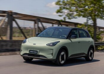 Geely EX2 é bom de dirigir e barato de manter, mas precisa corrigir 7 deslizes; VÍDEO