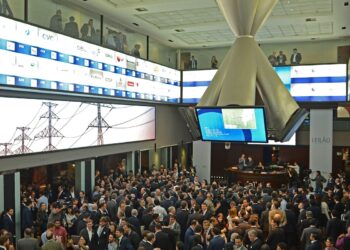 Ibovespa volta aos 174 mil pontos com aposta na Selic, e dólar cai