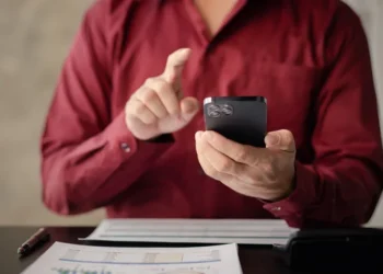 IBGE: uso de internet avança, mas 10,2% da população ainda não tem celular