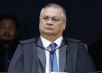 Dino bloqueia R$ 119 milhões de Valdemar por suspeitas em emendas