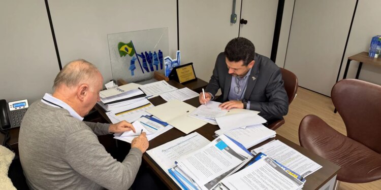 AMM e CNM formalizam parceria para ampliar uso de plataforma de compras públicas pelos municípios
