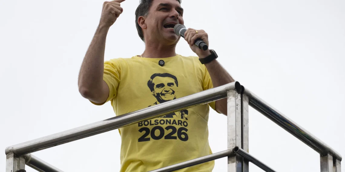 Eleições 2026: Flávio enfrenta queda entre mulheres e evangélicos