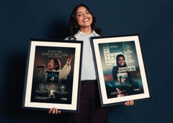 Julia Vitória recebe discos de Ouro e Platina na IPALPHA