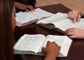 Pastor do Kentucky defende esquete de escola bíblica sobre o diabo