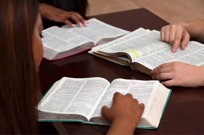 Pastor do Kentucky defende esquete de escola bíblica sobre o diabo