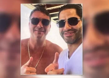 Flávio Bolsonaro se manifesta após polêmica com foto de sicário
