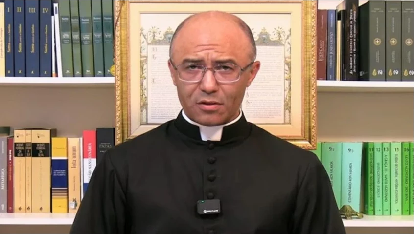Padre excomungado contesta Vaticano e continua missas no DF