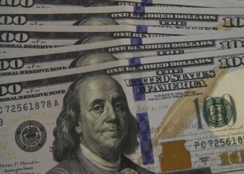 Dólar cai para R$ 5,08, e bolsa recua pela quarta vez consecutiva