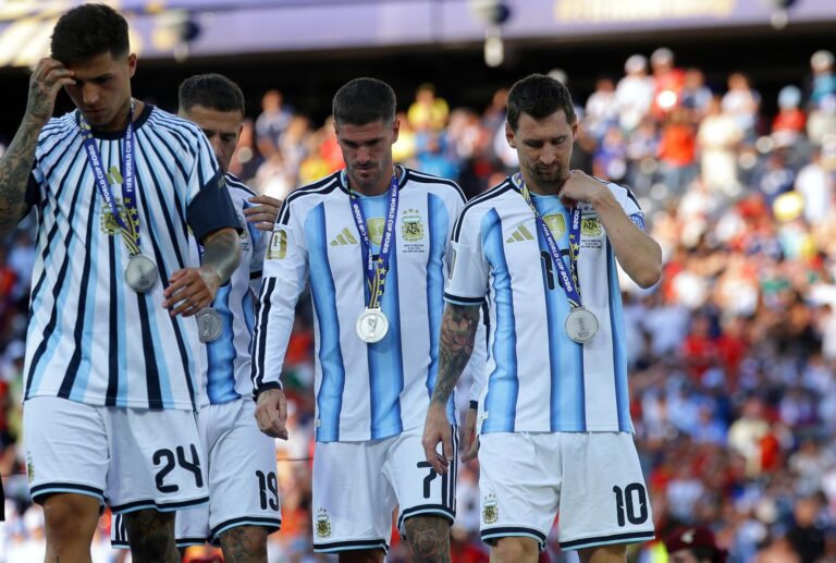 Brasileira na Argentina enfrenta ameaças após celebrar derrota